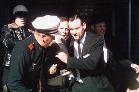 Lee Harvey Oswald bị giải đi sau khi bắt ngày 22/11/1963.