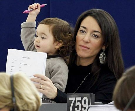 Vittoria đã lớn lên theo năm tháng khi xuất hiện cùng mẹ tại các phiên họp qua các năm.