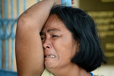 Một phụ nữ sống sót trong siêu bão không ngừng khóc vì mất con trong trận cuồng phong.