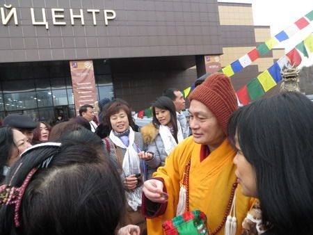 Thượng tọa Thích Minh Hiền phát bùa may mắn cho các phật tử.