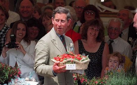 Thái tử Charles bê một rổ dâu tây khi tham dự lễ hội hoa Sandringham năm 1996.