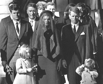 Caroline và em trai thơ ngây trong lễ tang cha ngày 25/11/1963.