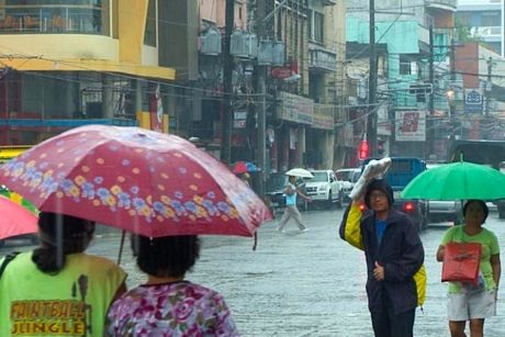 Ảnh bão Haiyan tàn phá miền trung Philippines - 16 Mưa lớn đã gây ngập lụt nhiều con đường ở miền trung Philippines.