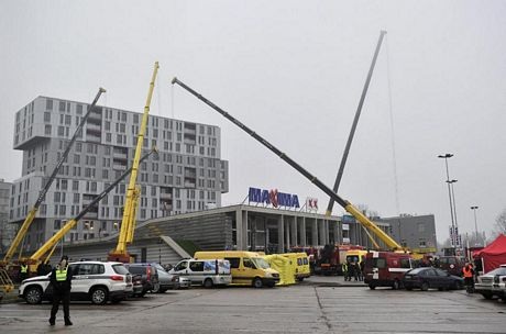 Hiện trường vụ sập siêu thị kinh hoàng ở Latvia, 43 người chết