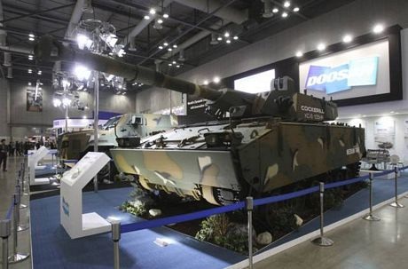 Các xe quân sự được trưng bày tại triển lãm.