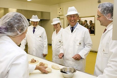 Thái tử Charles thăm tiệm làm bánh ở Launceston, Cornwall.