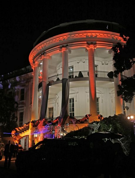 Những quả bí ngô được khoét ruột và trạm khắc để xếp thành chữ Happy Halloween.