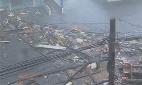 Ảnh bão Haiyan tàn phá miền trung Philippines - 12 Rác rưởi trôi lềnh bềnh trên một con đường bị ngập tại thành phố Tacloban.