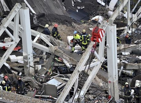 Hiện trường vụ sập siêu thị kinh hoàng ở Latvia, 43 người chết