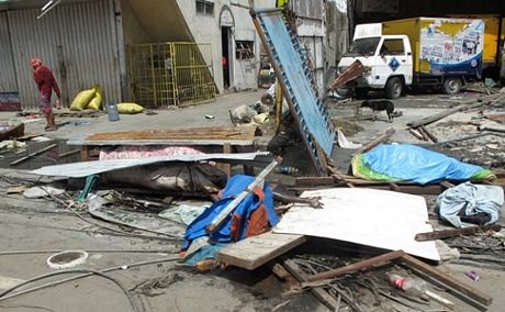 Kinh hoàng Tacloban! - 3 Xác chết dọc vệ đường.