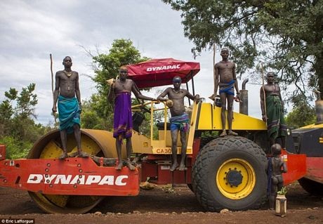 Kỳ quặc bộ tộc chỉ tôn người bụng to làm anh hùng - 16 Người đạt danh hiệu anh hùng của năm 2013.