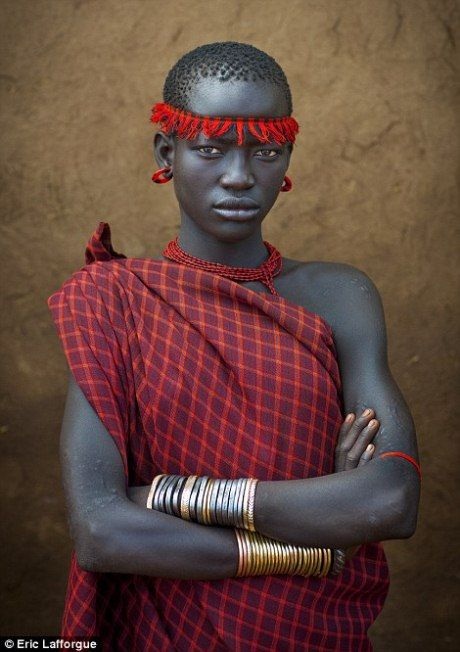 Kỳ quặc bộ tộc chỉ tôn người bụng to làm anh hùng - 11 Những phụ nữ tham dự nghi lễ sẽ tận dụng cơ hội này để diện các trang phụ đẹp nhất và rực rỡ nhất.