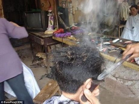 Kỳ quặc kiểu cắt tóc bằng kẹp nung nóng - 2 Ông Weibo dùng kẹp nung để cắt ngắn tóc.