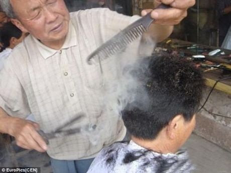 Kỳ quặc kiểu cắt tóc bằng kẹp nung nóng - 1 Ông Weibo dùng kẹp nung để cắt ngắn tóc.