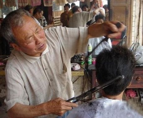 Kỳ quặc kiểu cắt tóc bằng kẹp nung nóng - 3 Ông Weibo dùng kẹp nung để cắt ngắn tóc.