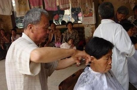 Kỳ quặc kiểu cắt tóc bằng kẹp nung nóng - 6 Tiệm tóc của ông rất đông khách.
