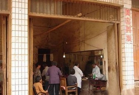 Kỳ quặc kiểu cắt tóc bằng kẹp nung nóng - 7 Tiệm tóc của ông rất đông khách.