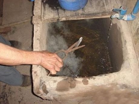 Kỳ quặc kiểu cắt tóc bằng kẹp nung nóng - 5 Làm mát kẹp bằng nước.
