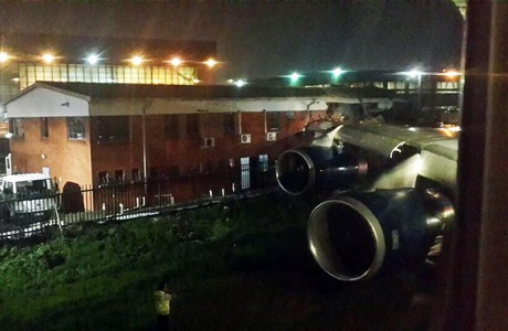 Cánh máy bay xé ngang tòa nhà 2 tầng nằm cạnh sân bay.