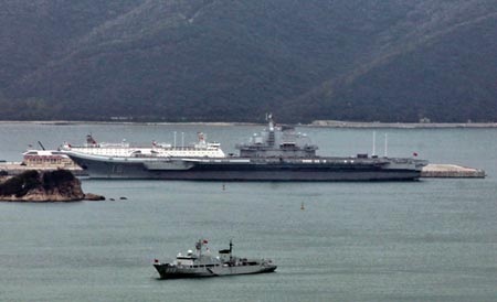 Báo Trung Quốc vạch 5 điểm yếu của tàu sân bay Liêu Ninh - 1 Tàu sân bay Liêu Ninh cập cảng trên đảo Hải Nam, miền nam Trung Quốc.