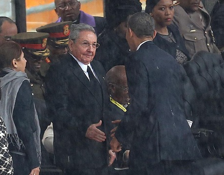 Chủ tịch Cuba nói gì với Obama khi bắt tay? - 1 Lãnh đạo Mỹ, Cuba bắt tay tại lễ tưởng niệm Mandela.