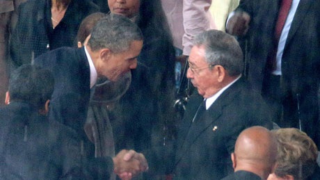 Mỹ, Cuba bình thường hóa quan hệ sau hơn 50 năm - 1 Tổng thống Obama bắt tay Chủ tịch Raul Castro.