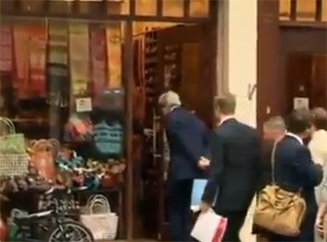 Ông Kerry "shopping" ở phố cổ Hà Nội - 1 Ông Kerry chuẩn bị bước vào một cửa hàng ở trung tâm Hà Nội.