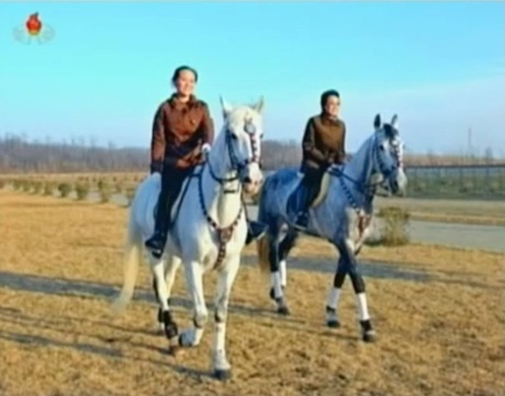 Vì sao anh em ruột ông Kim Jong-un không "xuất đầu lộ diện"? - 2 Kim Yo-jong (trái) cưỡi ngựa cùng cô ruột Kim Kyong-hui.