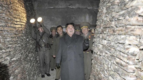 Ông Kim Jong-un liên tục thị sát quân đội sau vụ xử tử chú - 1 Ông Kim Jong-un tươi cười khi thăm kho cá của quân đội.