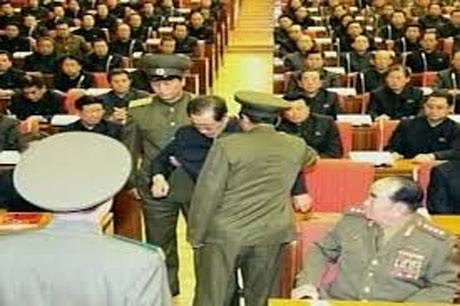 Anh trai ông Kim Jong-un chỉ đạo vụ phế truất người chú quyền lực? - 2 Truyền hình quốc gia Triều Tiên đã công bố ảnh ông Jang đã bị bắt ngay tại một cuộc họp.