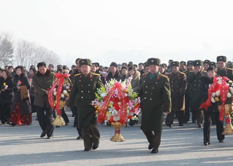 Lãnh đạo Triều Tiên dự lễ tưởng niệm 2 năm ngày mất của Kim Jong-il - 1 Người Triều Tiên dâng hoa tưởng nhớ cố Chủ tịch Kim Jong-il.