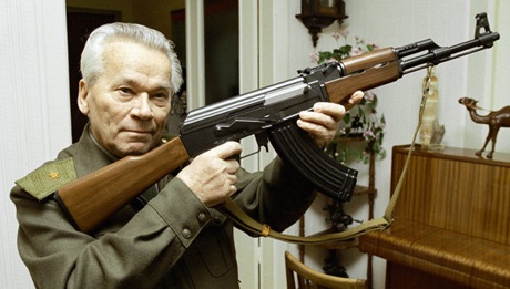 Cha đẻ súng trường AK-47 qua đời - 1 Ông Mikhail Kalashnikov cầm khẩu súng do ông thiết kế.
