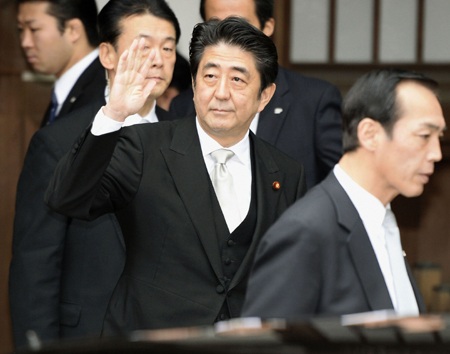 Chuyến thăm đền Yasukuni của ông Abe đẩy Nhật vào thế khó - 1 Thủ tướng Shinzo Abe sau lễ viếng đền Yasukuni ở Tokyo ngày 26/12. Ảnh: Kyodo/TTXVN