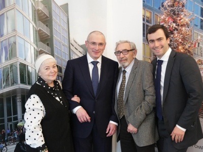Ngoại giao bí mật cứu cựu trùm dầu mỏ Nga - 1 Khodorkovsky (thứ hai từ trái sang) đã được đoàn tụ với bố mẹ và con trai ở Berlin.
