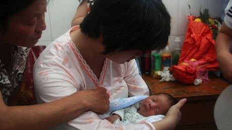 Trung Quốc: Phó giám đốc bệnh viện thừa nhận bán 7 trẻ sơ sinh - 2 Một bé trai được đoàn tụ với gia đình sau khi bị đem bán.