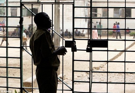 Tù nhân tự cắt “của quý” vì không được ân xá - 1 (Ảnh minh họa)