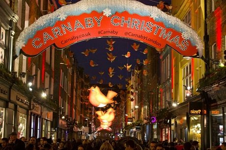 Một con phố ở trung tâm thủ đô London được trang trí đẹp mắt trước mùa Giáng sinh.