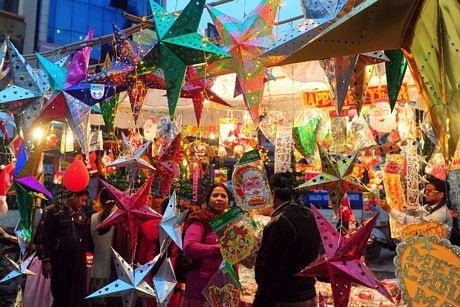 Các đồ trang trí Giáng sinh được bày bán bên đường phố ở Allahabad, Ấn Độ.