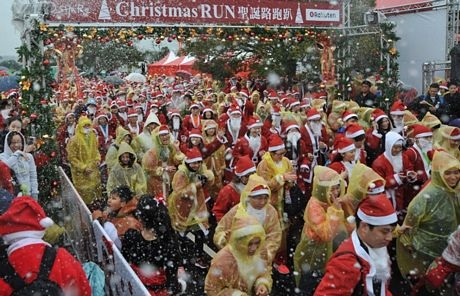 Không khí Giáng sinh bên trong một trung tâm mua sắm ở Hồng Kông, Trung Quốc.