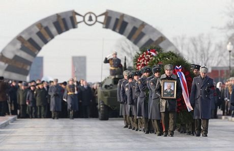 Nga bắn súng AK-47 tiễn biệt huyền thoại vũ khí Kalashnikov - 3 Quan tài của ông Kalashnikov được đưa đi để an táng.
