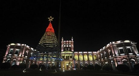 Cây thông Noel bên ngoài tòa nhà chính phủ ở Asuncion, Paraguay.