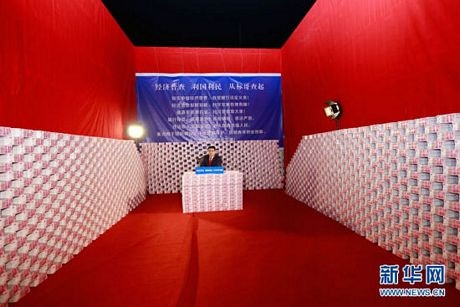 Triệu phú Trung Quốc tài trợ 16 tấn tiền mặt - 2 Ông Chen ngồi giữa căn phòng ngập tiền.