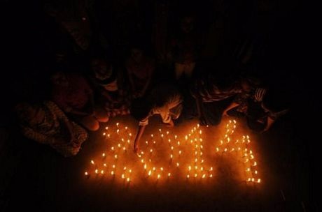 Các em nhỏ Ấn Độ xếp các cây nến tạo thành số 2014.