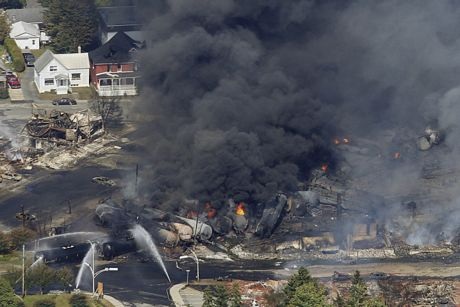 Thế giới năm 2013 qua ảnh (2) - 1 Hiện trường vụ nổ tàu chở dầu tại Lac Megantic, Quebec, Canada.