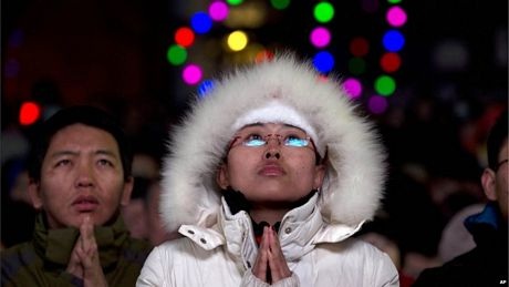 Người Thiên Chúa giáo cầu nguyện trong đêm Giáng Sinh tại thủ đô Bắc Kinh, Trung Quốc.