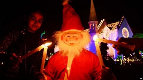 Người Thiên Chúa giáo cầu nguyện trong đêm Giáng Sinh tại thủ đô Bắc Kinh, Trung Quốc.