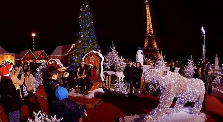 Người Thiên Chúa giáo cầu nguyện trong đêm Giáng Sinh tại thủ đô Bắc Kinh, Trung Quốc.