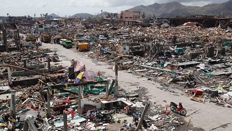 Thế giới năm 2013 qua ảnh (2) - 14 Thành phố Tacloban tại Philippines tan hoang sau khi bị siêu bão Haiyan tàn phá.