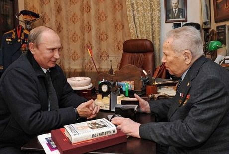 Cuộc đời huyền thoại thiết kế súng AK-47 - 10 Tổng thống Nga Vladimir Putin trò chuyện với nhà thiết kế vũ khí trong cuộc gặp hồi tháng 9/2013.