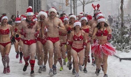 Du khách đi giữa các cây thông Nodel và dưới ánh đèn màu rực rỡ tại Hồng Kông, Trung Quốc.